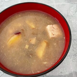 ほっこり♪さつまいもと玉ねぎ、お豆腐のお味噌汁